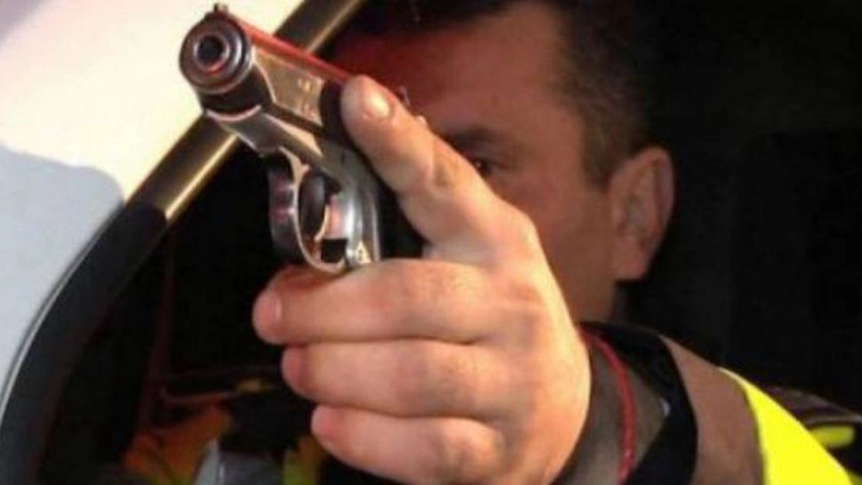 Polițiști ATACAȚI în Dâmbovița de un bărbat VIOLENT! Acesta a fost împușcat. S-au tras 8 focuri de armă 