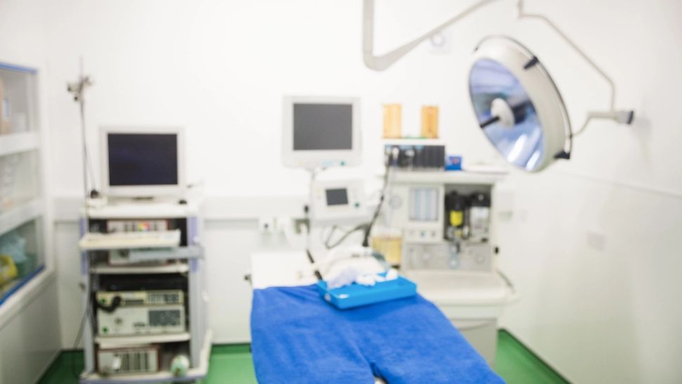 Imaginile care au stârnit revoltă pe internet: câine lovit de mașină și lăsat să moară. Medicul veterinar, acuzat că nu a vrut să intervină fără bani