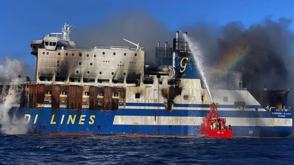 Primul supraviețuitor găsit pe feribotul italian care a luat foc în apropiere de Corfu: câte persoane mai sunt date DISPĂRUTE