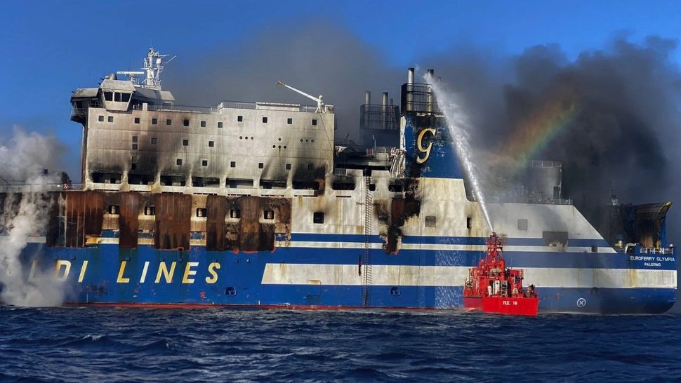 Posibilă pată de poluare lângă feribotul italian care a luat foc în apropiere de Corfu: 12 persoane, date dispărute, în continuare