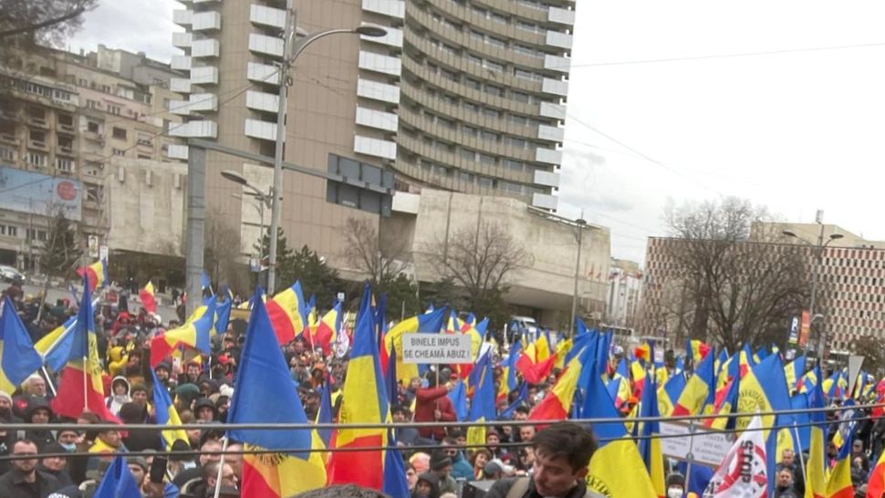 Protest AUR în centrul Bucureștiului. George Simion, incident cu jandarmii, manifestanții vor să meargă la Cotroceni 