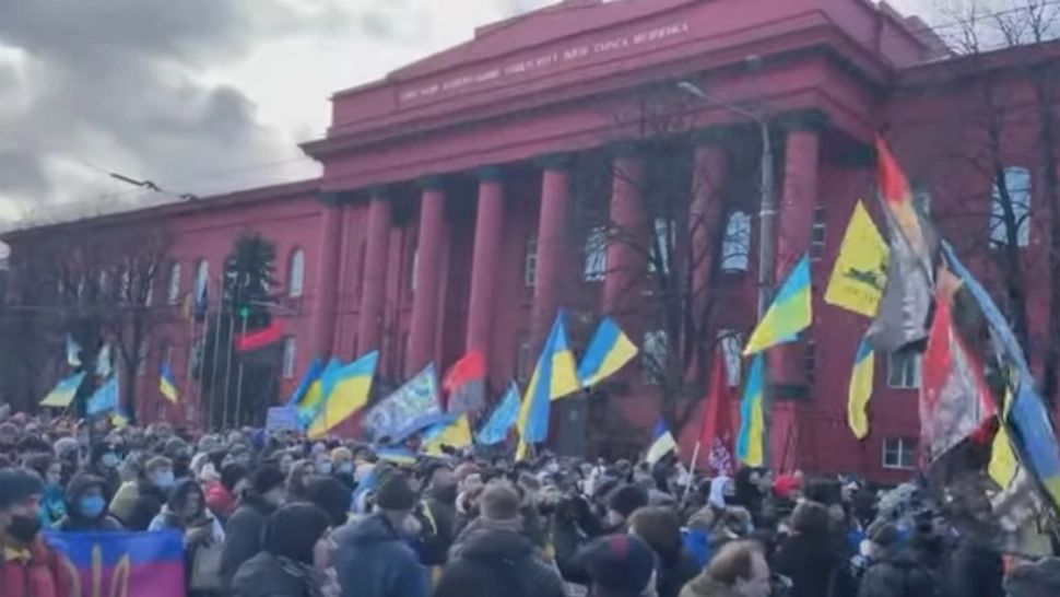 VIDEO Mii de ucraineni au ieșit în stradă, de teama atacului RUSIEI