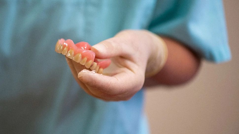 INCREDIBIL! Și-a recuperat proteza dentară la 11 ani după ce o pierduse