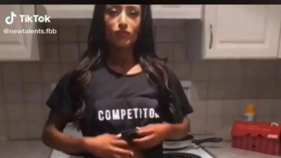 VIDEO – Prietenii au provocat-o să își dea jos tricoul. Când l-a ridicat, toți au rămas cu gură căscată și au regretat că au provocat-o