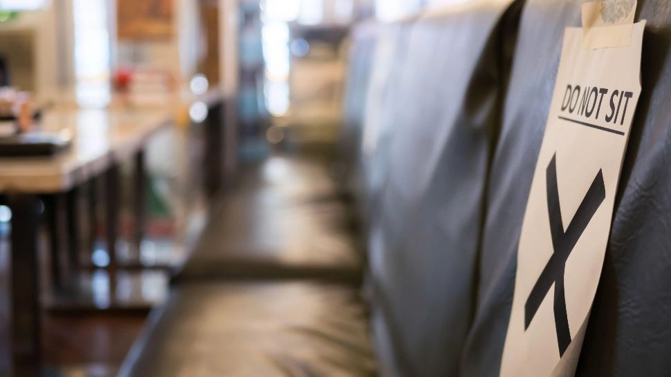 Românii nu se împacă cu regulile. Trei restaurante din Predeal amendate pentru că nu se respecta distanțarea socială