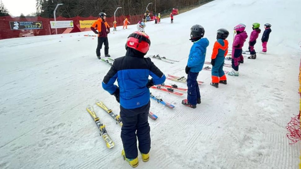 Un turist riscă dosar penal pentru furt de schiuri și clăpari de copii - Cum a fost surprins. Detalii incredibile