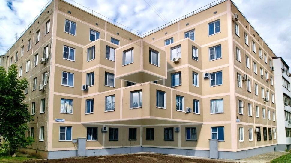 FOTO Iluzia optică perfectă. Le-a dat fiori celor care au văzut. Cum stau apartamentele în aer 