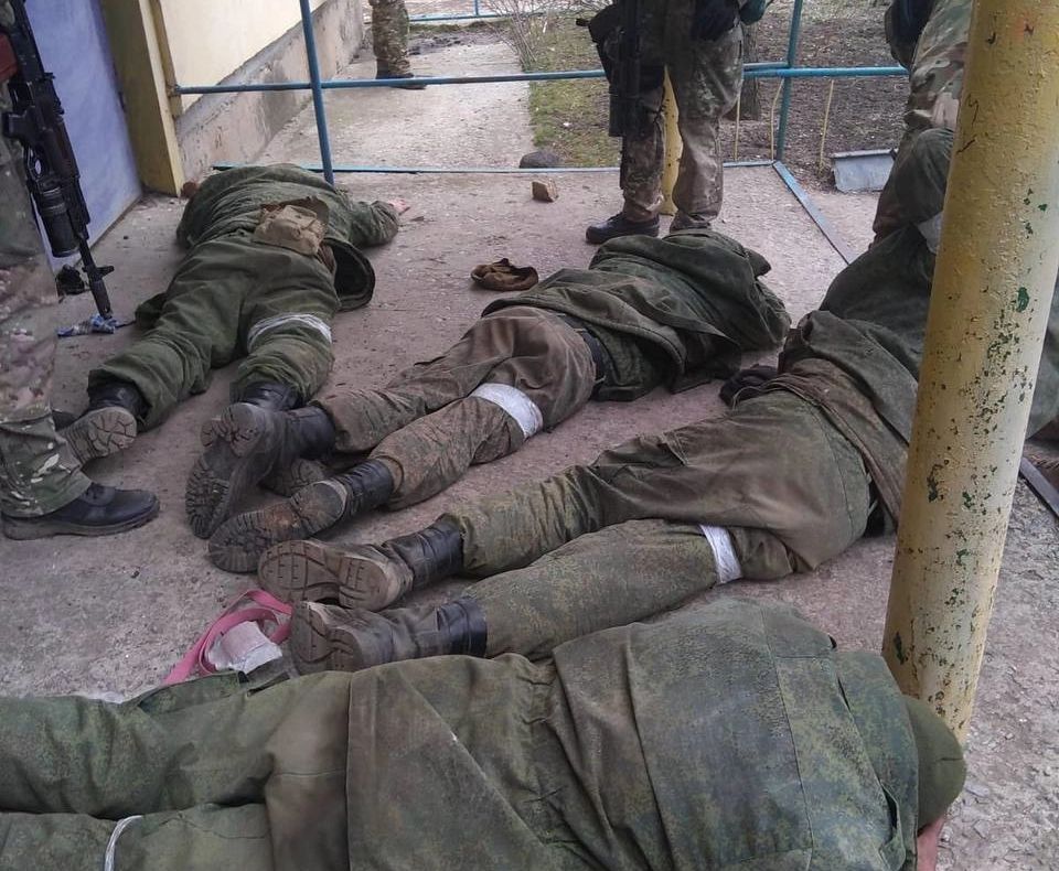 GALERIE FOTO - Imagini cu soldați ruși capturați, prezentate de armata ucraineană după invazie