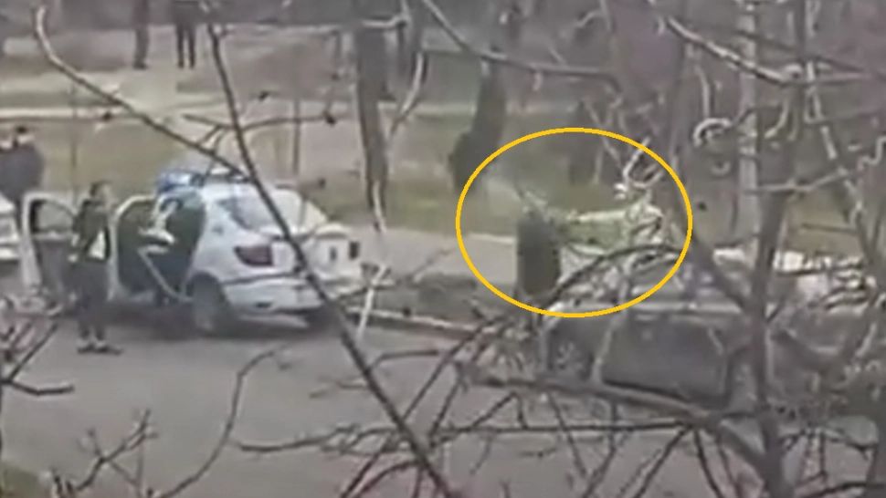 VIDEO Scena halucinantă la Timișoara, între un pieton și un polițist. Unul a dat cu piciorul, celălalt cu spray