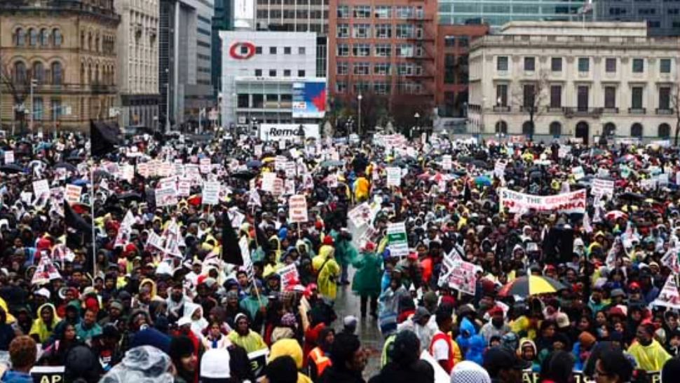 PROTEST masiv! Mii de oameni au demonstrat împotriva obligativităţii certificatului de vaccinare anti-COVID-19