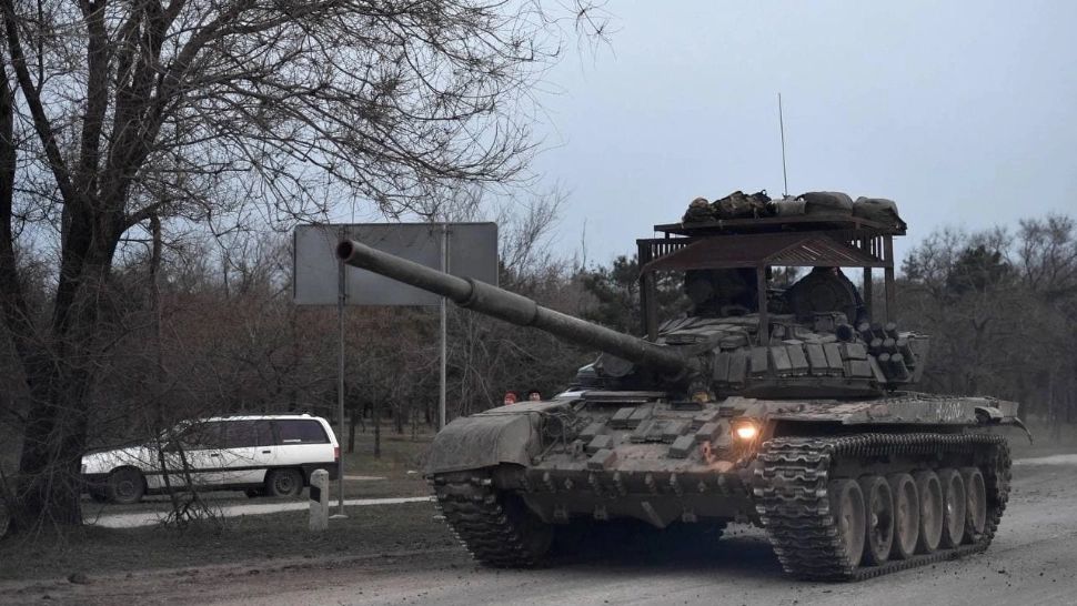 Curaj nebun: O femeie a INCENDIAT un tanc rusesc! Aceasta a aruncat din mașină un cocktail Molotov - VIDEO