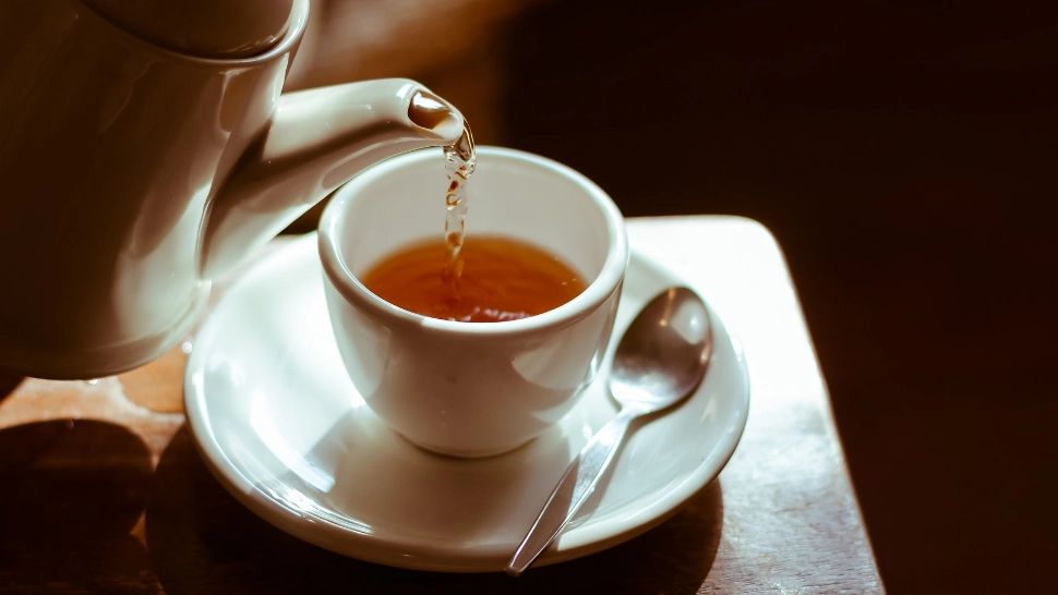 Ceaiul sărat are efecte miraculoase. Ce ingrediente surpriză are şi cum se prepară corect