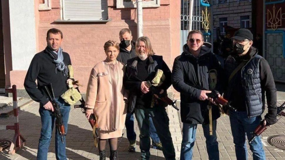 FOTO Fostul premier reformist Iulia Timoșenko îl așteaptă pe Putin cu un Kalașnikov în mână