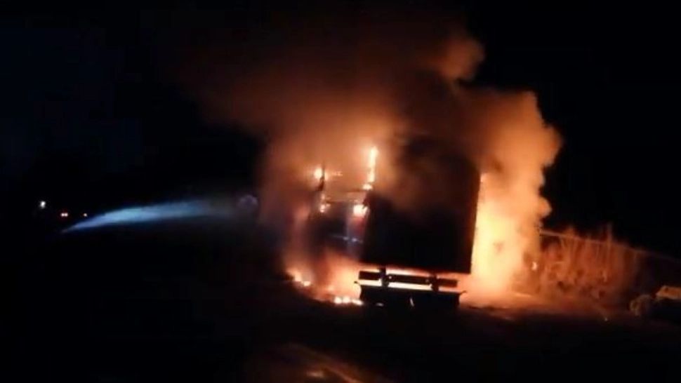 VIDEO |  TIR plin cu alimente și detergenți a luat foc în trafic, în Suceava
