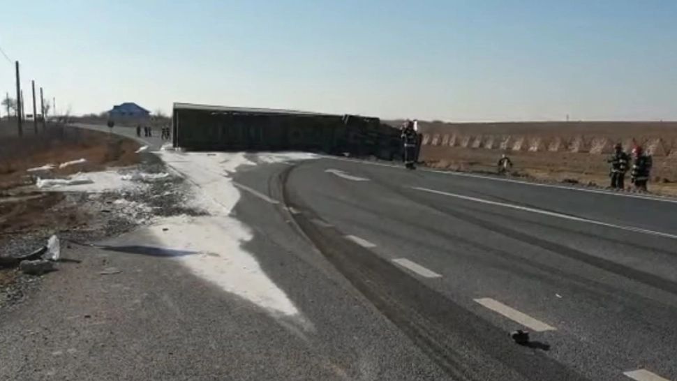 VIDEO | Panică la ieșirea din Țăndărei, pe DN2A. Un TIR încărcat cu azotat de amoniu s-a răsturnat pe șosea