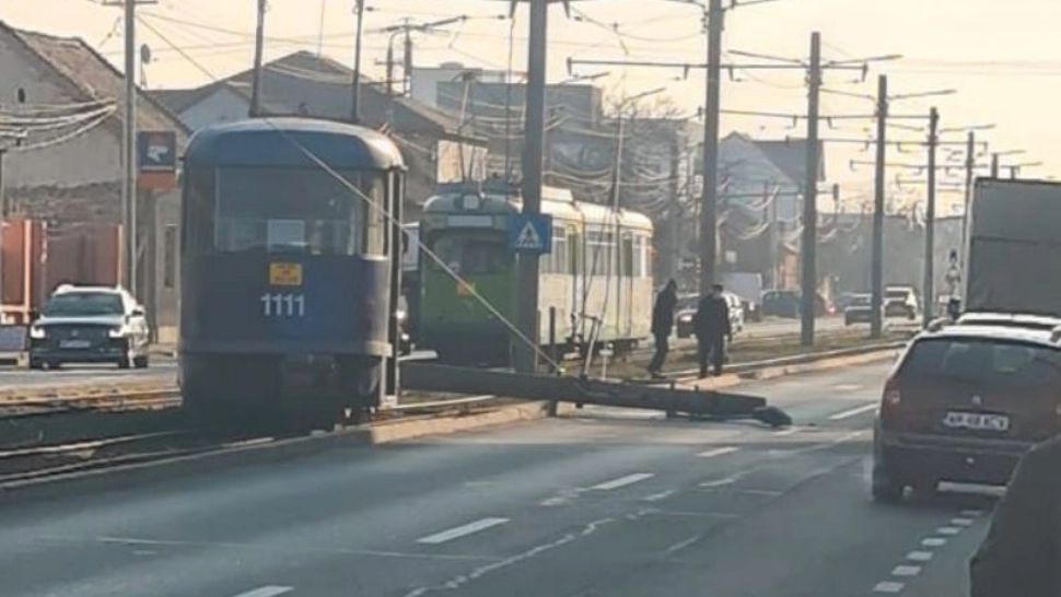 Trafic dat peste cap, în Arad, în această dimineață. Un tramvai cu pasageri a deraiat