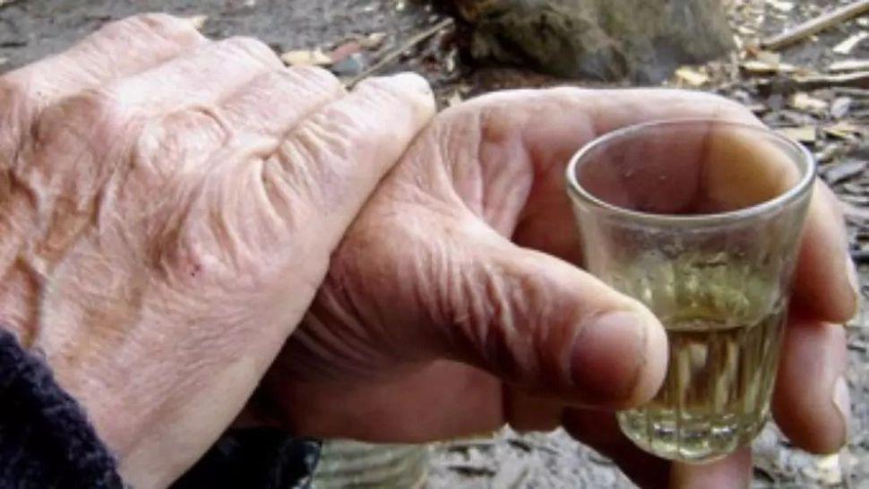 Ce se întâmplă în corpul tău când bei un păhărel de ȚUICĂ iarna