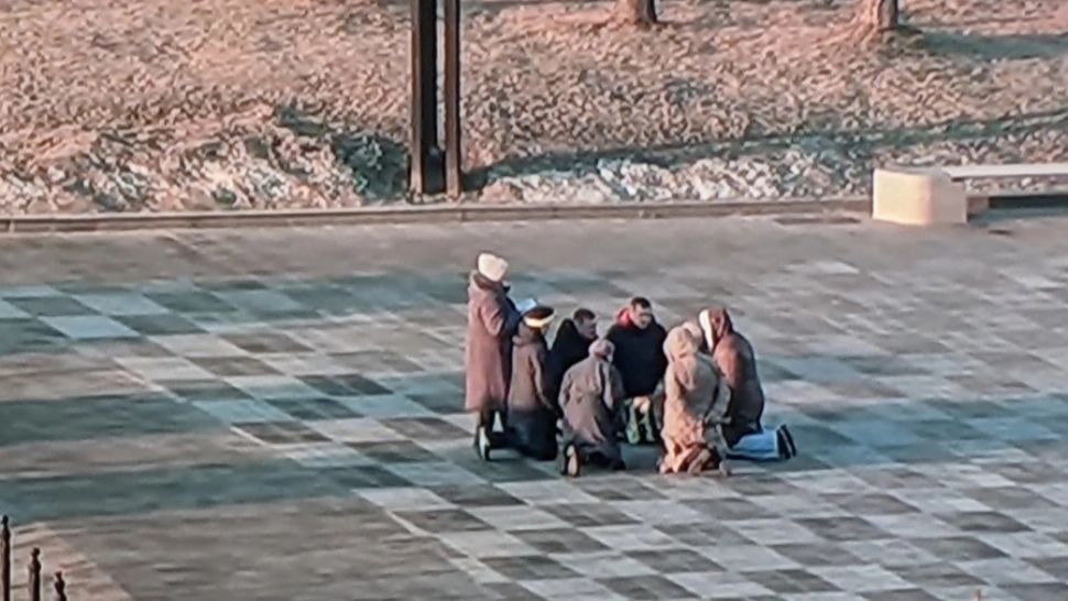 GALERIE FOTO Războiul în imagini - ucrainenii se roagă în stradă să fie apărați