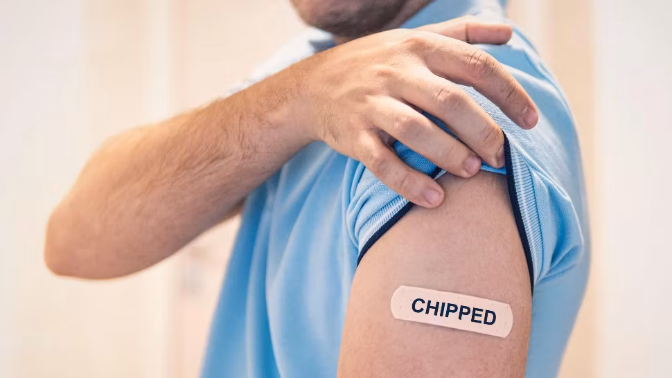 Teoria conspirației, „sport” național. Mulți români cred că la vaccinare sunt implantate cipuri