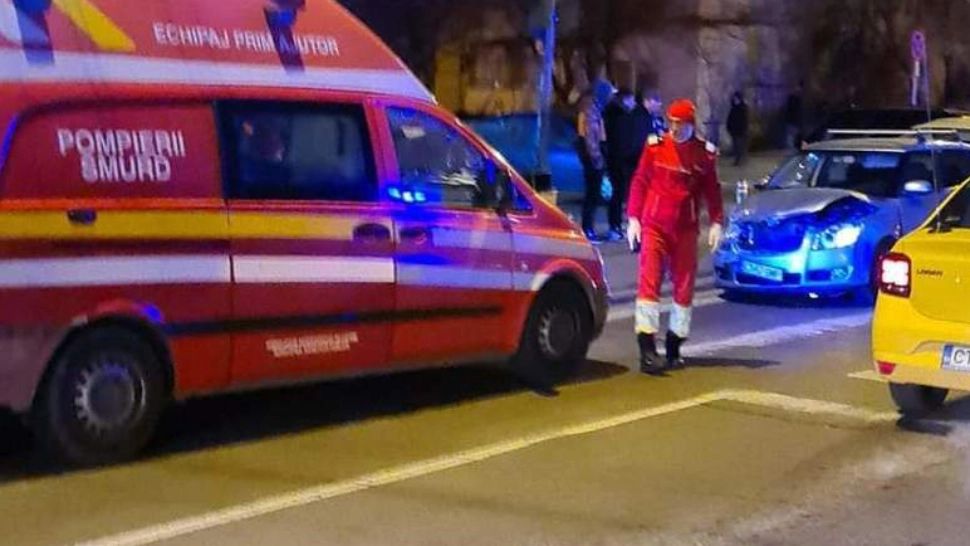FOTO | Ghinion în lanț! Un copil si mama lui, răniți într-un accident. Echipajul SMURD trimis pentru ajutor, lovit de o mașină