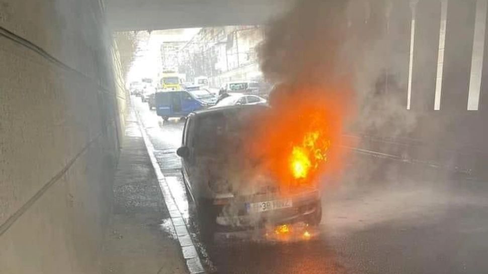 O mașină a luat foc în trafic la Podul Constanța din Capitală. Traficul, BLOCAT pe ambele sensuri