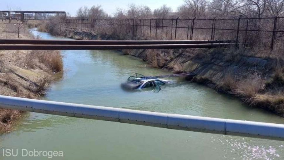 Alertă în Constanţa după ce un şofer a văzut o mașină căzută în apa unui canal