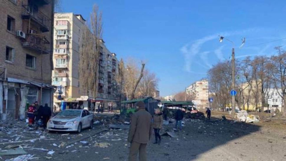 Un autobuz a fost LOVIT după ce resturi de rachete au căzut pe o stradă din Kiev! O persoană a MURIT și alte 6 au fost rănite 