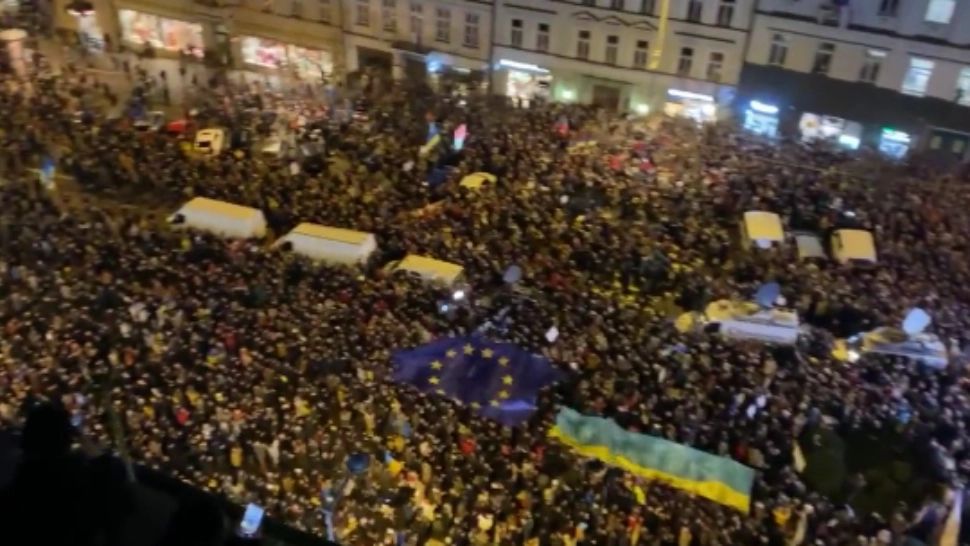 Praga, paralizată de un protest de susținere a Ucrainei: discursul lui Volodimir Zelenski, difuzat pe un ecran uriaș