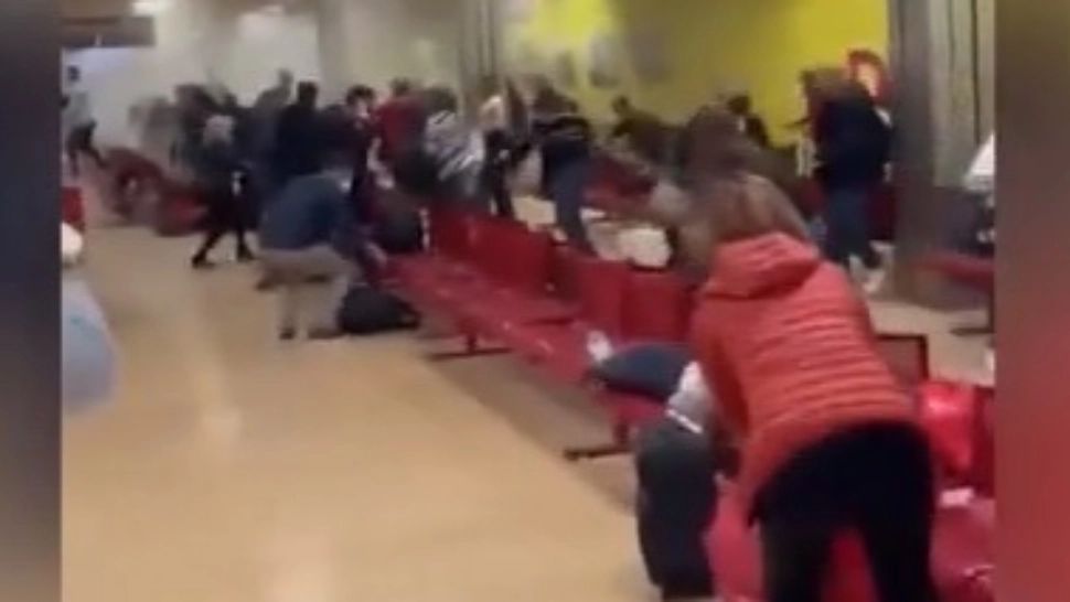 VIDEO | Alertă într-un aeroport din Italia, tavan prăbușit peste pasageri. Cod portocaliu de furtună