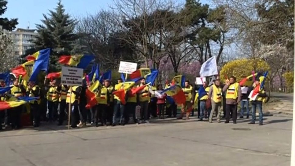Angajații CFR, disperați din cauza salariilor mici. Nou protest în fața Ministerului Transporturilor