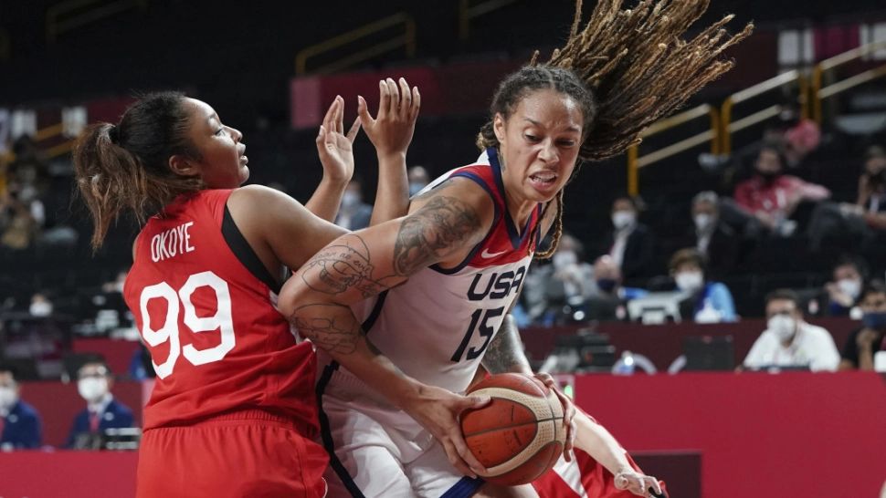 VIDEO | Una dintre cele mai bune baschetbaliste din istoria SUA, reținută pe un aeroport de lângă Moscova