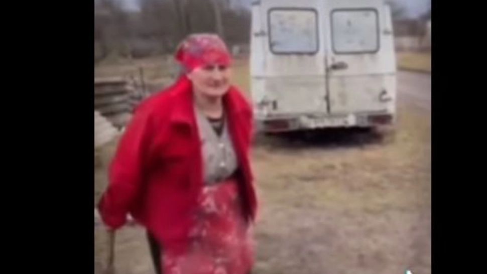 VIDEO | Imaginile MOMENTULUI. O bunicuță din Ucraina îi amenință pe invadatorii ruși cu un topor