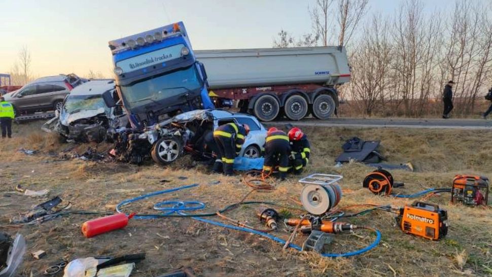 FOTO | Carambol cu 3 autovehicule în județul Suceava: Un mort şi un rănit grav