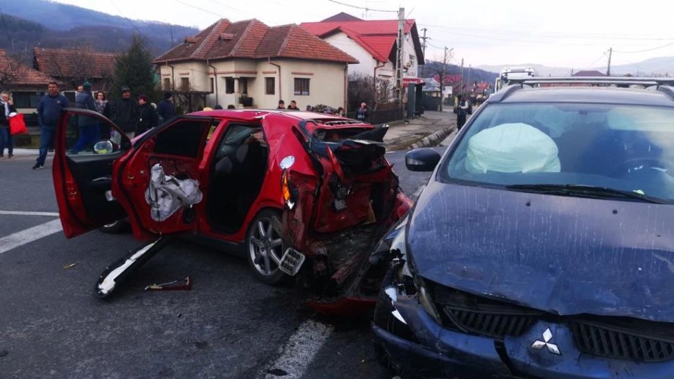 FOTO | Carambol cu 6 victime și 3 mașini, în Vâlcea. Şoferiţă din Ucraina, implicată în accident 