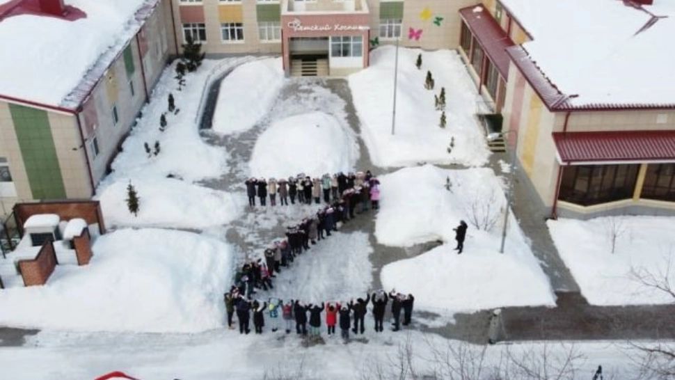 Propaganda în Rusia: Copii bolnavi de cancer în stadiu terminal, aliniați în curtea unui spital pentru a forma simbolul războiului