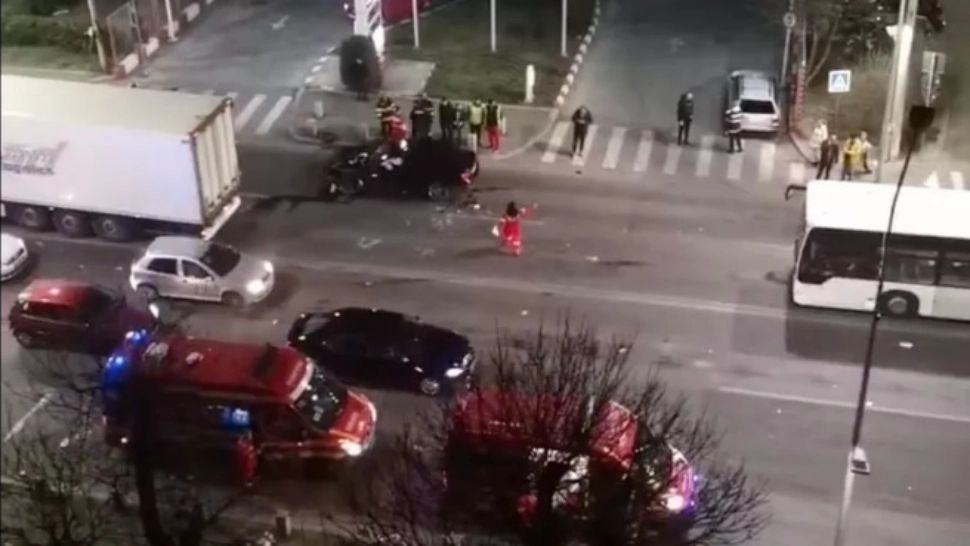 VIDEO | Două persoane rănite în urma unui accident grav, în Capitală 