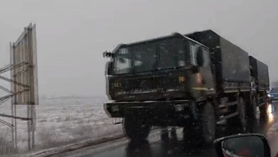 VIDEO | Un convoi militar al Armatei Române, implicat într-un accident în Buzău. Traficul, restricționat