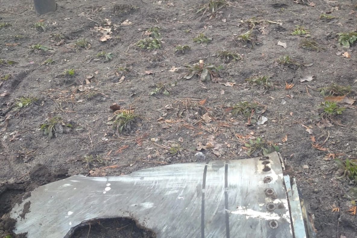 Fragmente dintr-o rachetă, posibil rusească, în curtea reședinței lui Zelensky, de lângă Kiev. Președintele face haz de necaz: "Nu m-ai nimerit"