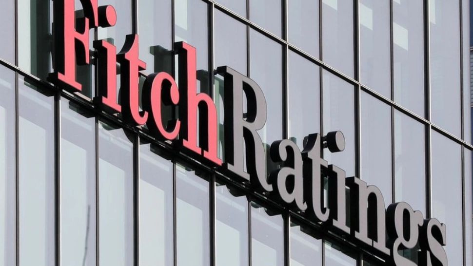 Fitch menține ratingul României la „BBB–” cu perspectivă negativă: avertisment privind dezechilibrele macro și datoria publică