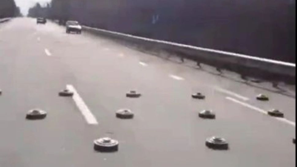 Într-un sat din Ucraina se circulă pe teren MINAT - Oficial al armatei britanice: Par a fi mine antitanc din era sovietică IMAGINI