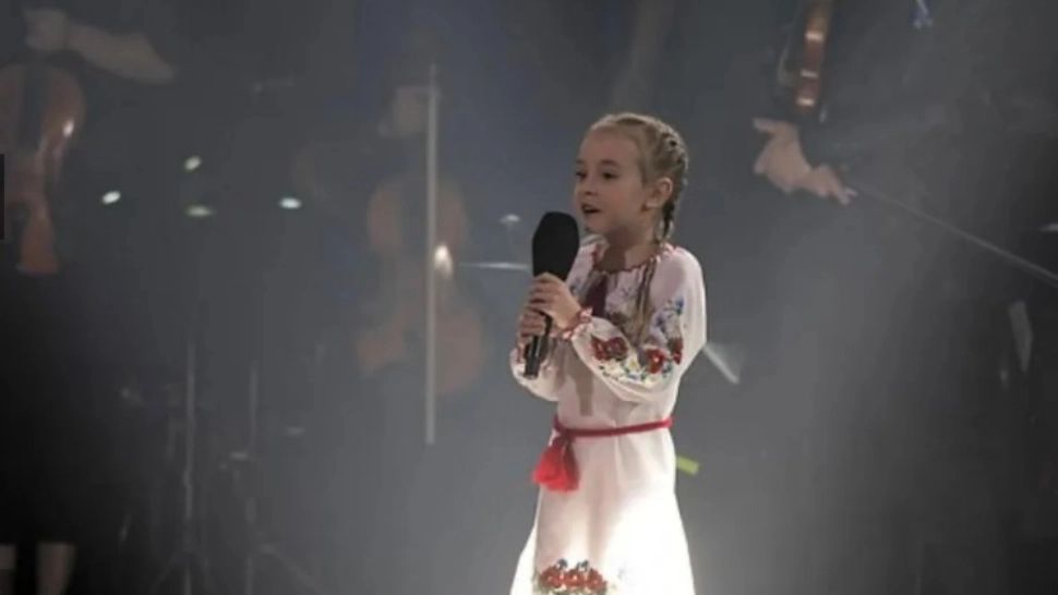 VIDEO | O fetiţă de 7 ani a cântat imnul Ucrainei pe un stadion din Polonia