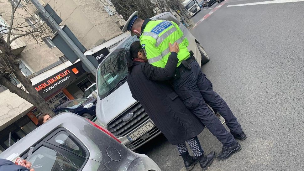 Imaginea care face cât o mie de cuvinte: durerea unei victime a războiului din Ucraina, alinată de un polițist - FOTO