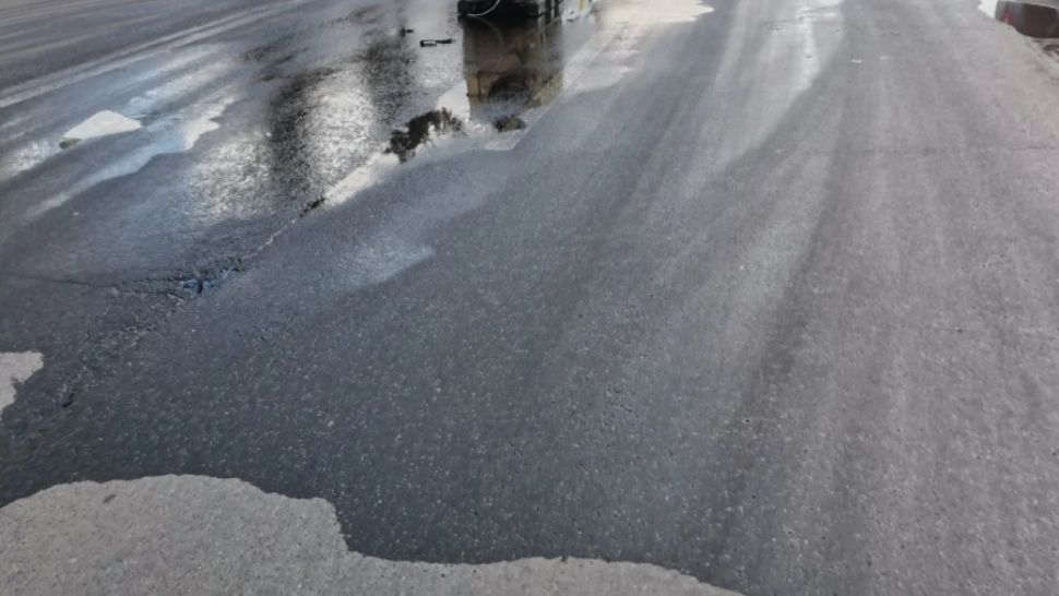 VIDEO + FOTO A cumpărat o tonă de motorină și s-a răsturnat la ieșirea din benzinărie