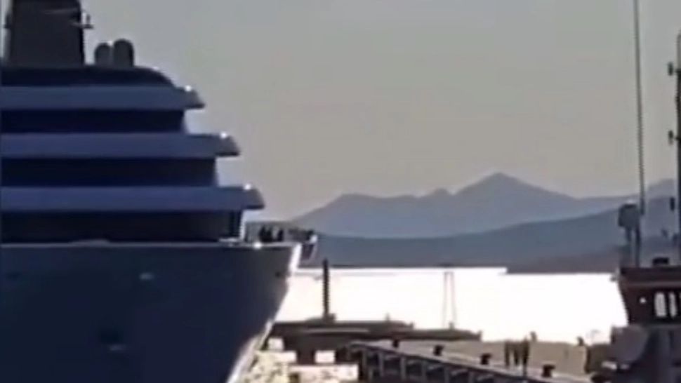 VIDEO | Imagini ireale surprinse în Turcia. O bărcuță s-a „duelat” cu iahtul unui oligarh rus