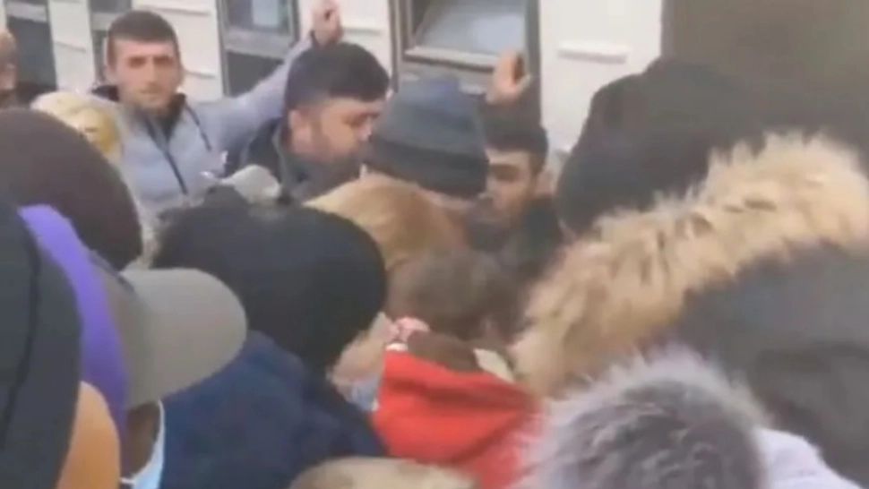 VIDEO | Imaginile disperării în Ucraina. Oamenii se luptă să prindă un loc în tren, după alarmele de atac aerian 