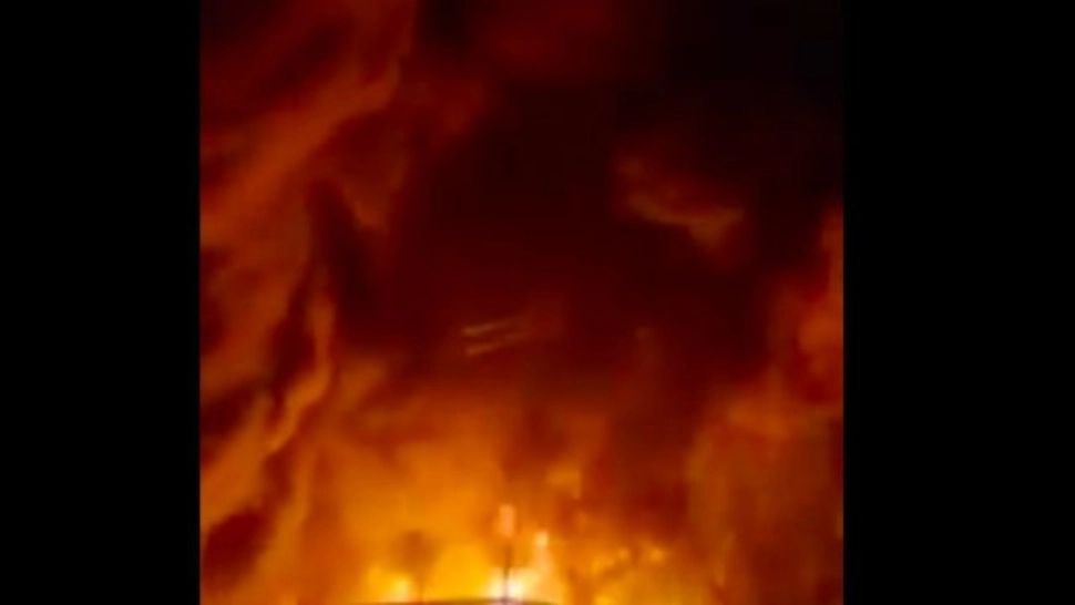 VIDEO | Incendiu de proporții în orașul ucrainean Zhytomyr, la un depozit militar de carburanți