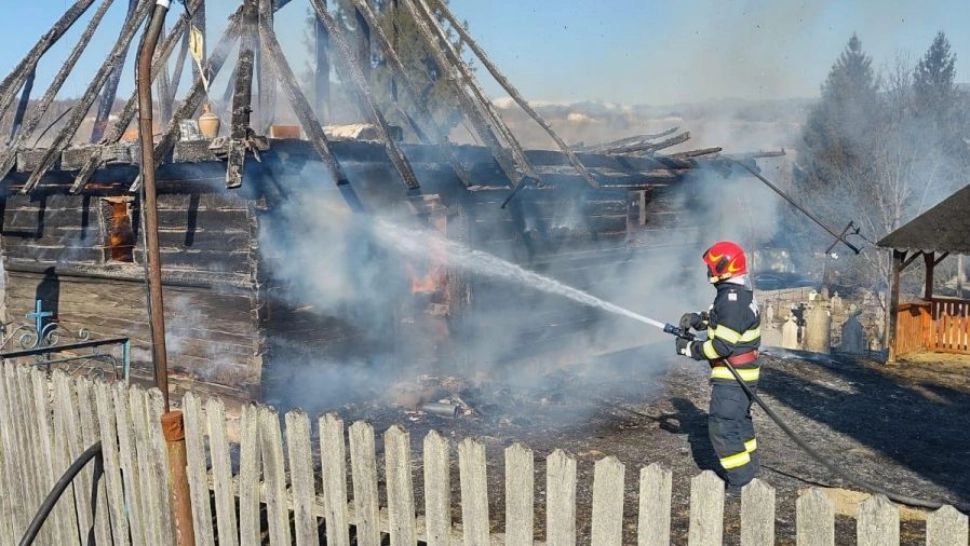 FOTO | Incendiu de proporții în Arad. O biserică monument istoric a fost mistuită de flăcări. O şcoală din apropiere, în pericol