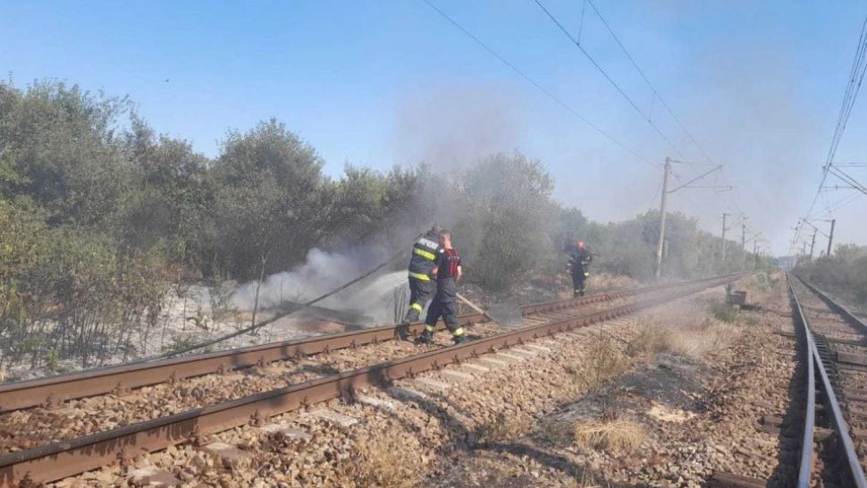 Incendiu de vegetație uscată în apropierea a 20 de vagoane cu benzină într-o gară din Prahova. Circulația feroviară, oprită