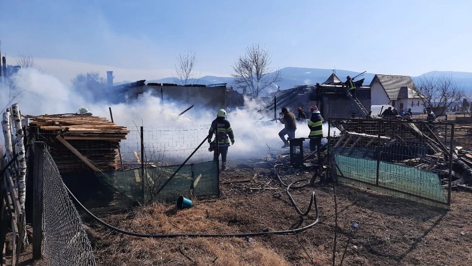 FOTO | Incendiu de proporții în Harghita. Zeci de pompieri s-au luptat cu flăcările