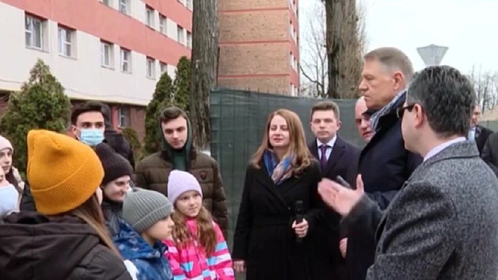 Gafă de proporții a președintelui Iohannis. Le-a spus copiilor ucraineni că războiul este "AIUREA"